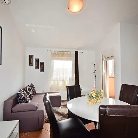 Apartmán With Parking Space - 26934 Pula